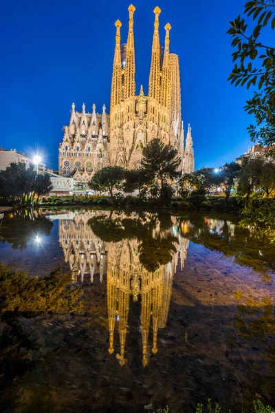 巴塞罗那 Spain March 安东尼奥 Antonio Gaudi Sagrada Familia 著名的西班牙大教堂 日落后倒映在池塘里 — 图库照片