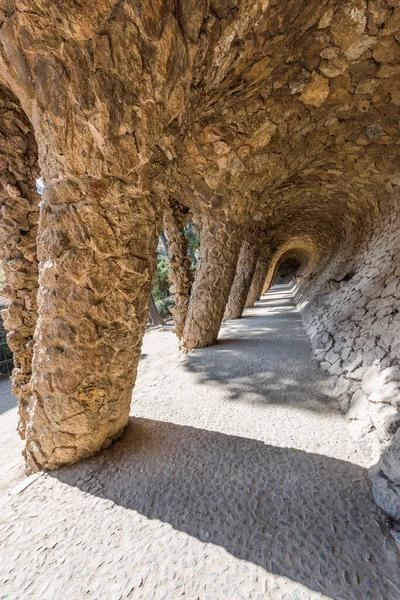Каменная Колоннада Напоминающая Стволы Деревьев Антонио Гауди Парке Гуэль Барселона — стоковое фото