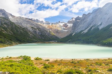 Laguna Esmeralda Ushuaia Tierra del Fuego, Arjantin için yakınındaki gölde yansıtan Andes Dağları