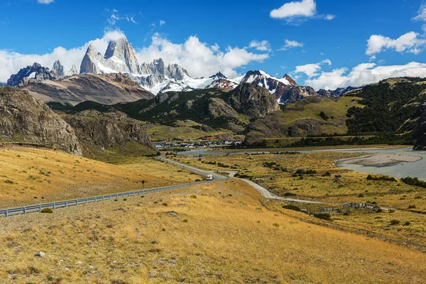 Chalten 镇和山全景与 Glaciares 国家公园 阿根廷洛罗伊山顶的路 — 图库照片