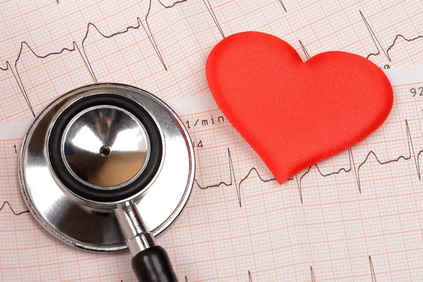 Cardiogram grafiek met rood hart en stethoscoop — Stockfoto