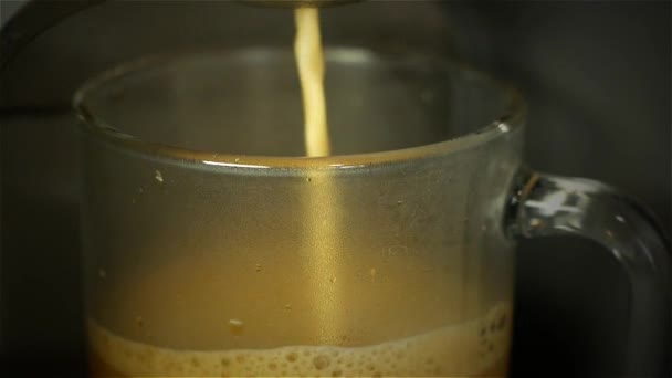 Automatische Koffiezetapparaat Gieten Espresso Koffie Een Glazen Kopje — Stockvideo
