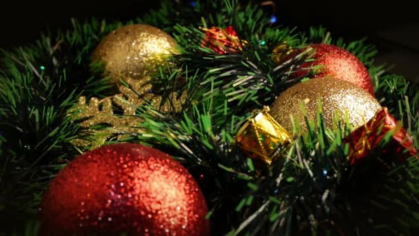 輝く雪の結晶 ボールと輝く光で飾られたクリスマスツリー — ストック動画