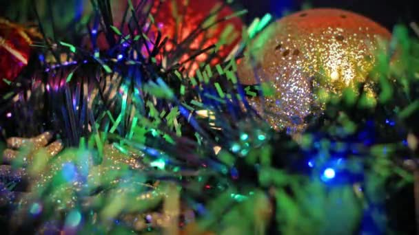 輝く雪の結晶 ボールと輝く光で飾られたクリスマスツリー — ストック動画