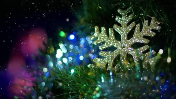 Arbre Noël Décoré Flocon Neige Doré Lumières Brillantes Contre Cheminée — Video