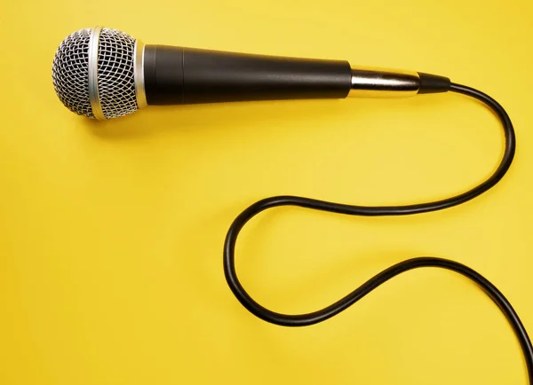 Mikrofon på gul bakgrund — Stockfoto