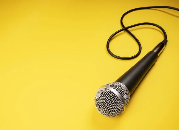 Микрофон на желтом фоне — стоковое фото