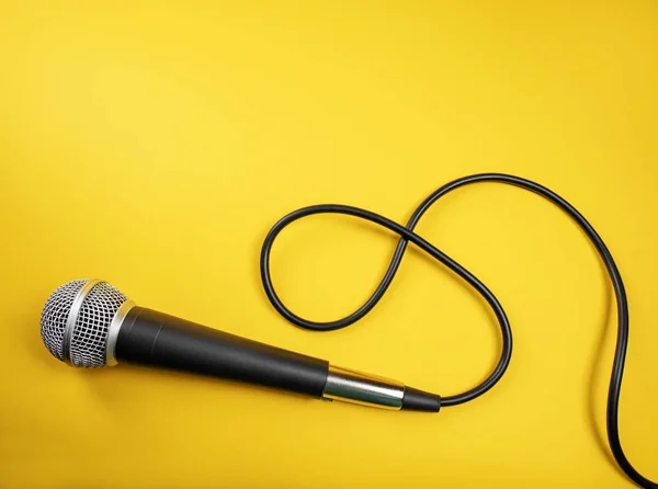 Mikrofon sárga háttérrel — Stock Fotó
