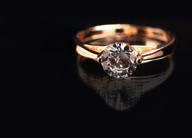 Siyah arkaplanda alyans