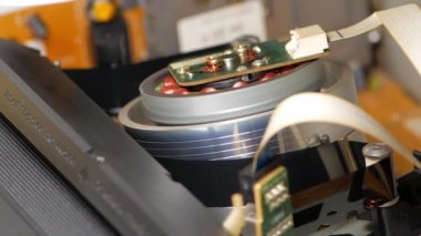 Vcr Vhs mekanik video kaset oynatıcısı bandı manyetik kafa takıyor. 4k video