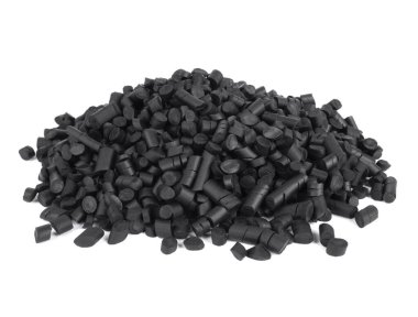 Beyaz arkaplanda siyah plastik granüller yığını