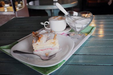 Zarif bir kahve dükkanında/kafede servis edilen pasta, şeker ve kahve.