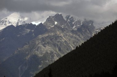 Kazbegi dağ aralığı dorukları