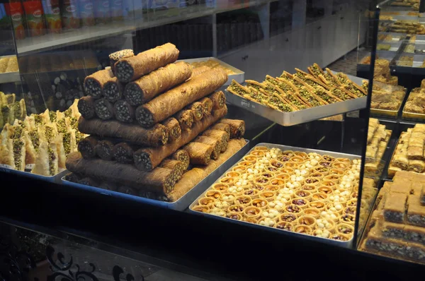 Baklava en andere gebak/banketbakkerij te koop in Turkse bakkerij in Istanboel, Turkije. — Stockfoto