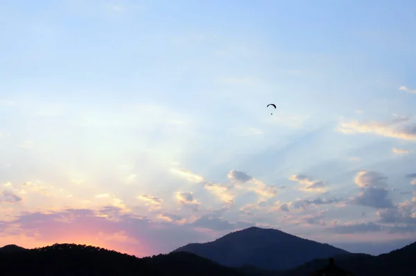 Parapente pastel al atardecer . —  Fotos de Stock