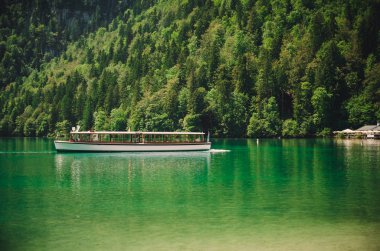 Alpler'de gölde tekne