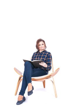 Beyaz bir arka plan üzerinde izole kitap güzel kadın öğrenci siting tam uzunlukta portresi