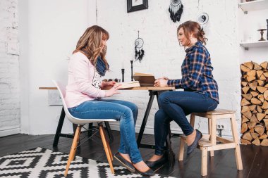 Birlikte ödev ve ev gibi bir arka plan bir tabloyla evde oturup birbirimize yardım etmemiz iki öğrenci