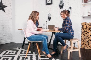 Birlikte ödev ve ev gibi bir arka plan bir tabloyla evde oturup birbirimize yardım etmemiz iki öğrenci