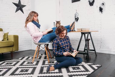 Birlikte ödev ve ev gibi bir arka plan bir tabloyla evde oturup birbirimize yardım etmemiz iki öğrenci