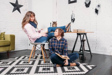 Birlikte ödev ve ev gibi bir arka plan bir tabloyla evde oturup birbirimize yardım etmemiz iki öğrenci