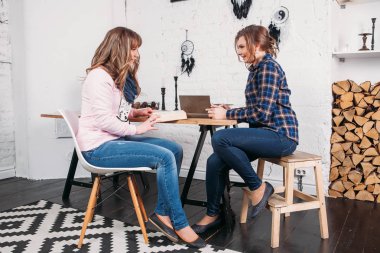 Birlikte ödev ve ev gibi bir arka plan bir tabloyla evde oturup birbirimize yardım etmemiz iki öğrenci