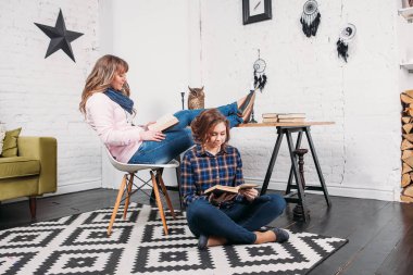 Birlikte ödev ve ev gibi bir arka plan bir tabloyla evde oturup birbirimize yardım etmemiz iki öğrenci