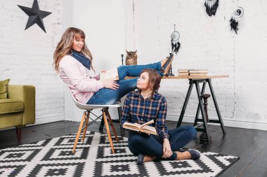 Birlikte ödev ve ev gibi bir arka plan bir tabloyla evde oturup birbirimize yardım etmemiz iki öğrenci