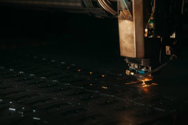 Kıvılcım ile metal Lazer Kesim Makinası keser
