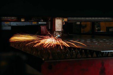 Kıvılcım ile metal Lazer Kesim Makinası keser
