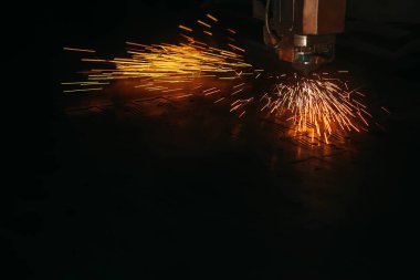 Kıvılcım ile metal Lazer Kesim Makinası keser