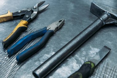 Set çalışma araçlar metal masanın üzerinde yatan Üstten Görünüm