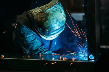 Kaynakçı kaynak yaparken kaynak yaparken kıvılcımlar