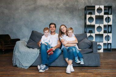 Kanepe anne sakin iken çocuk işaretleri yere çekmek