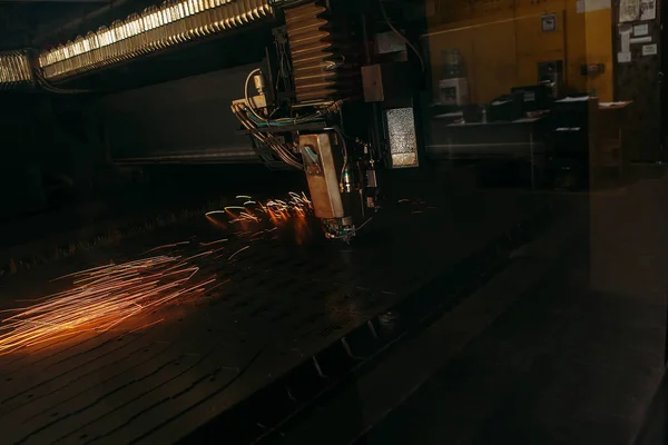 Máquina de corte a laser corta o metal com faíscas — Fotografia de Stock