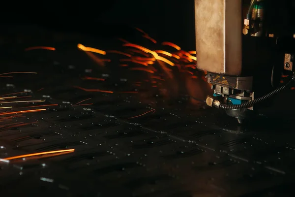 Máquina de corte a laser corta o metal com faíscas — Fotografia de Stock