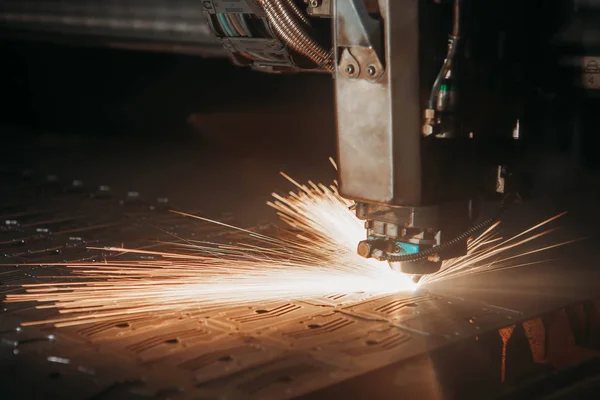 Máquina de corte a laser corta o metal com faíscas — Fotografia de Stock