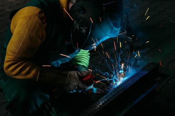 Faíscas enquanto soldador usa tocha para soldagem — Fotografia de Stock