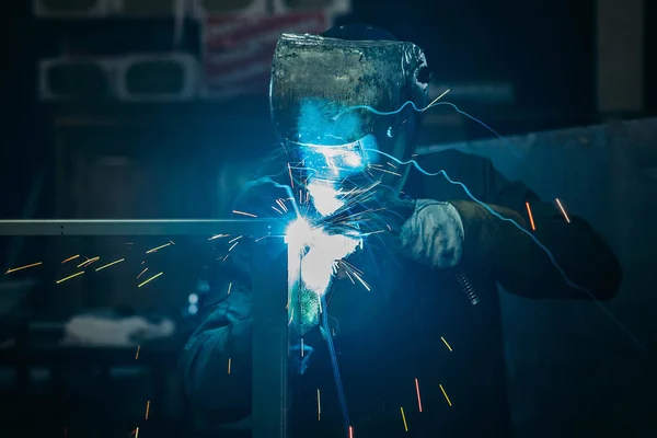 Sparks while welder uses torch to welding — Stock Photo, Image