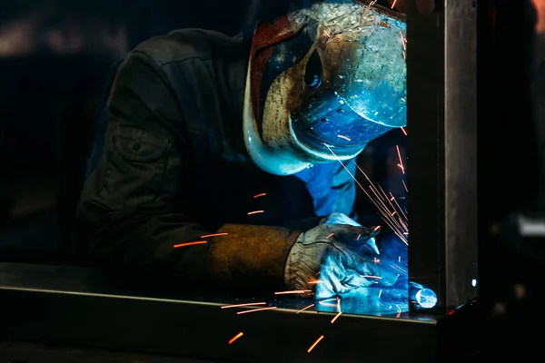 Sparks while welder uses torch to welding — Stock Photo, Image