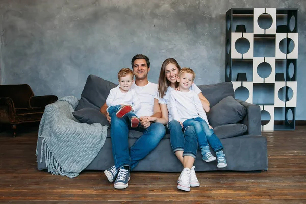 Feliz retrato familiar sentado en el sofá en casa sala de estar —  Fotos de Stock