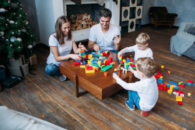 mutlu aile evde Oluşturucu ile oynamak