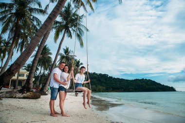 Swing tropik sahilde aile sit