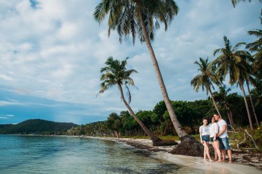 Tropikal palm beach aile kürsüye