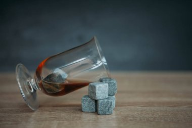 Viski ve makara tulup gark ahşap arka plan üzerinde soğutma için taşlar