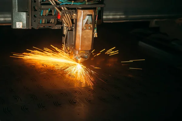 Máquina de corte a laser com faíscas de perto — Fotografia de Stock