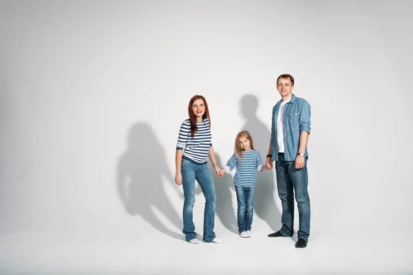 Glückliche Familienporträt steht auf weißem Hintergrund isoliert — Stockfoto