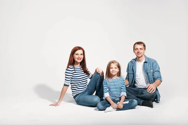 Mutlu aile portresi izole beyaz arka plan üzerinde oturan — Stok fotoğraf