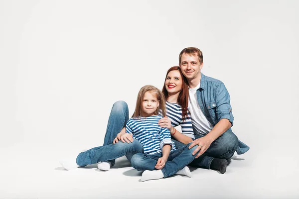 Glückliche Familie Porträt sitzt auf weißem Hintergrund isoliert — Stockfoto