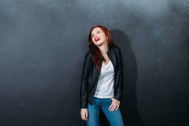 Porkets kollarında duvarla karşı duran güzel rouge genç kadın portresi